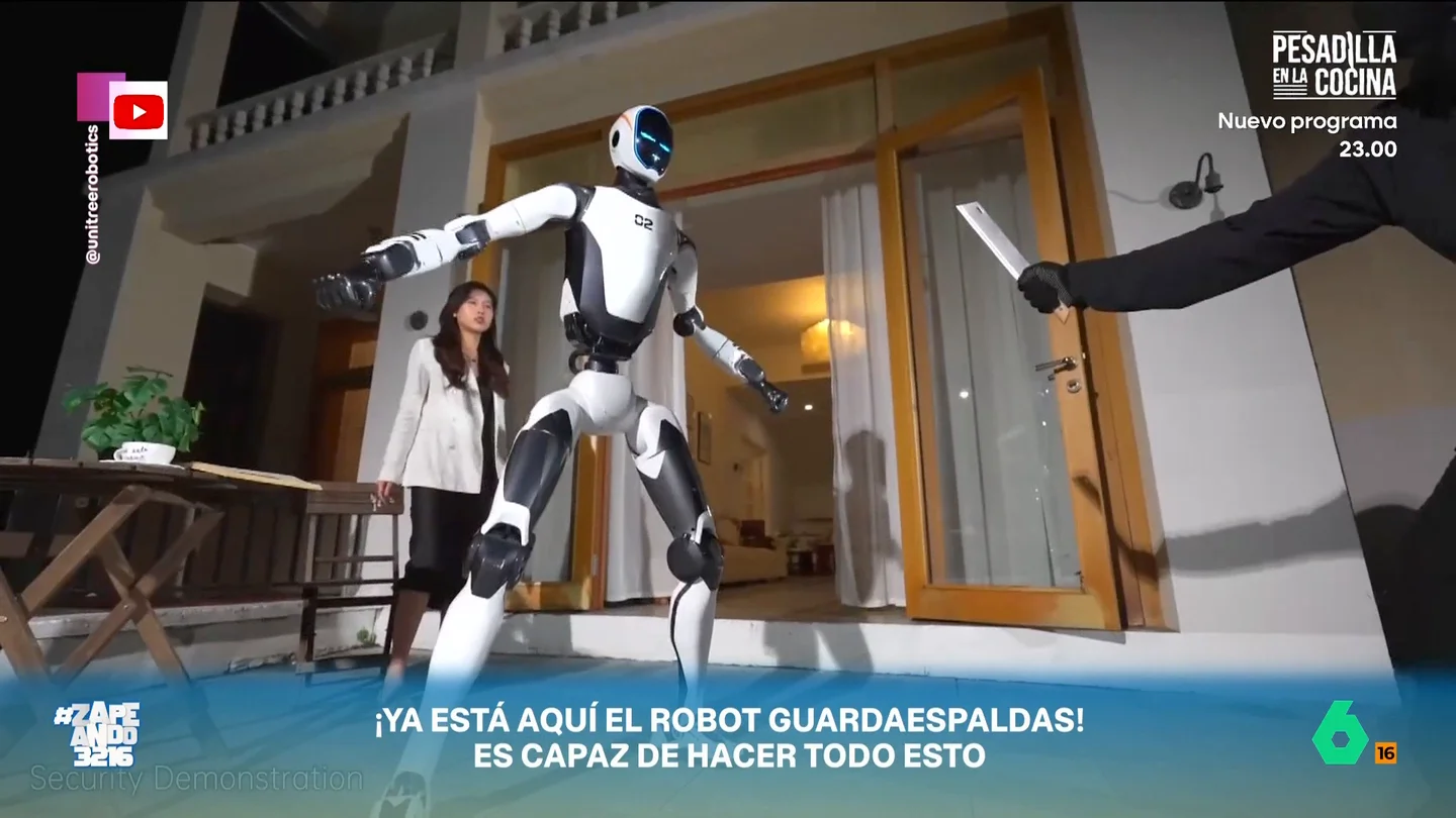 Se enfrenta a ladrones, sabe karate, salta y corre: ya está aquí el robot guardaespaldas que "te protege igual que una roomba" El robot guardaespaldas ya es una realidad, tal y como demuestra este vídeo que nos muestra un robot capaz de enfrentarse a los ladrones o salvarnos de un atropello y que, además, duerme en su propia cama tapadito.