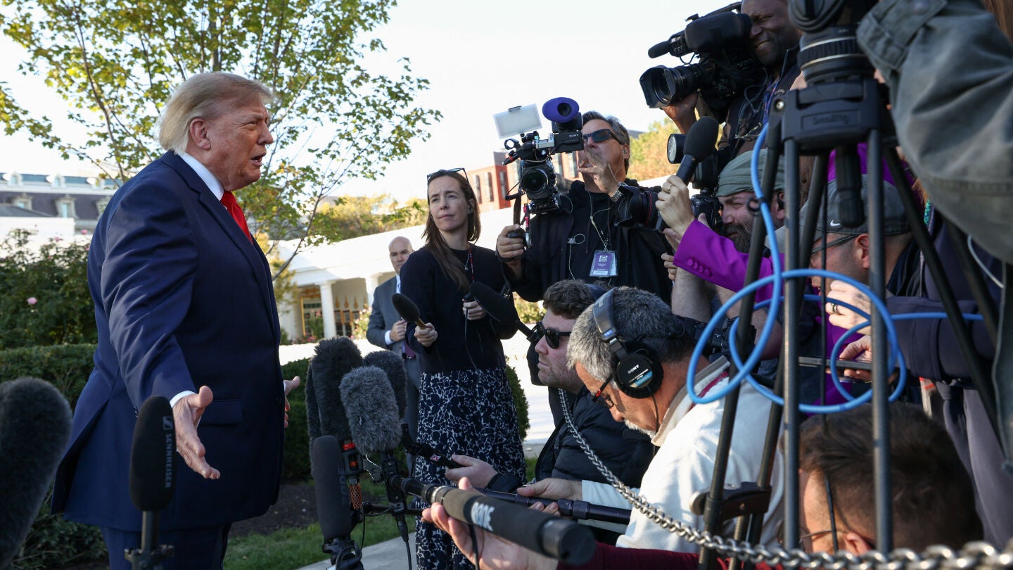 El presidente de EEUU, Donald Trump, habla con miembros de los medios de comunicaci&oacute;n mientras abandona la Casa Blanca rumbo a Carolina del Sur, el 21 de octubre de 2026.