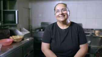 La cocinera del Bar Avenida sorprende a Alberto Chicote: "Le voy a tener que secuestrar y plantar un beso de tres pares de narices"