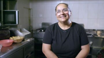La cocinera del Bar Avenida sorprende a Alberto Chicote: "Le voy a tener que secuestrar y plantar un beso de tres pares de narices"