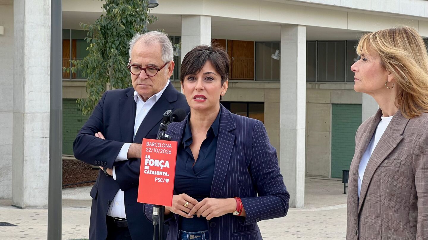 La ministra de Vivienda y Agenda Urbana, Isabel Rodr&iacute;guez, en una atenci&oacute;n a los medios en Barcelona junto a la viceprimera secretaria y portavoz del PSC, Llu&iuml;sa Moret, y el teniente de alcalde de Barcelona, Jordi Valls.