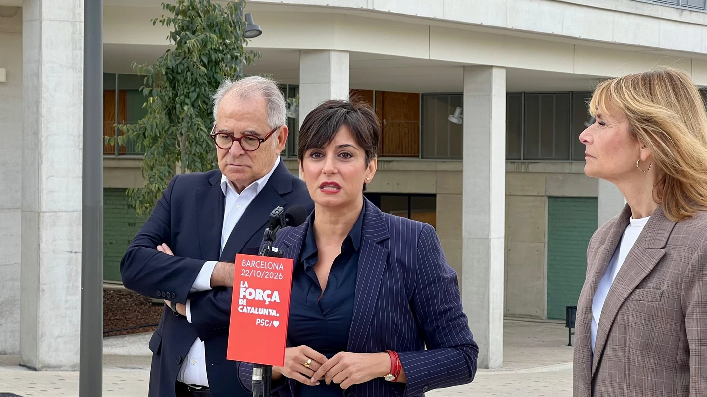 La ministra de Vivienda y Agenda Urbana, Isabel Rodríguez, en una atención a los medios en Barcelona junto a la viceprimera secretaria y portavoz del PSC, Lluïsa Moret, y el teniente de alcalde de Barcelona, Jordi Valls. La ministra de Vivienda y Agenda Urbana, Isabel Rodríguez, en una atención a los medios en Barcelona junto a la viceprimera secretaria y portavoz del PSC, Lluïsa Moret, y el teniente de alcalde de Barcelona, Jordi Valls.