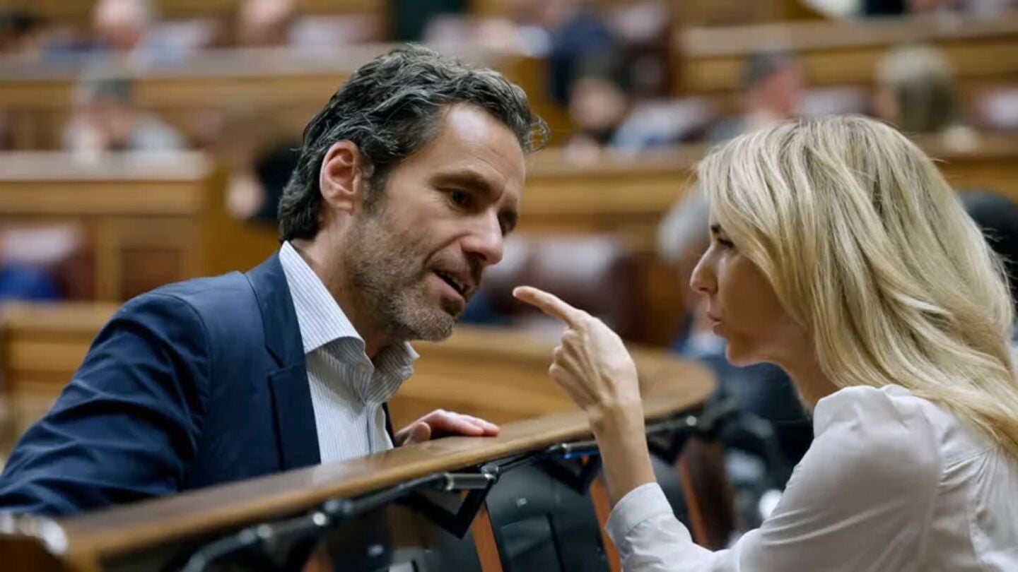 Los diputados del PP Borja S&eacute;mper y Cayetana &Aacute;lvarez de Toledo conversan durante un pleno del Congreso.