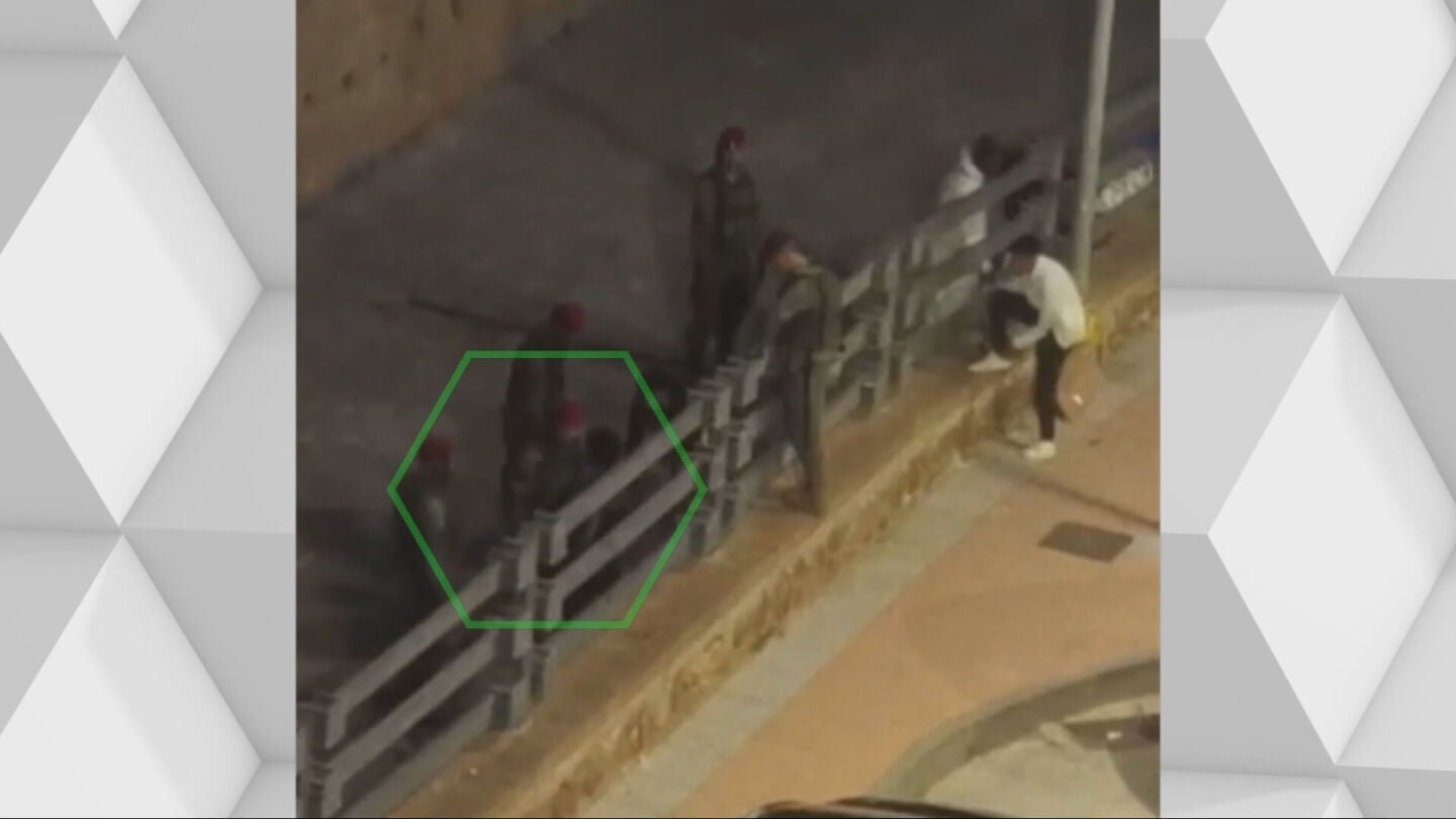 Un nuevo v&iacute;deo muestra a dos soldados en Ceuta pegando bofetadas a un migrante: "&iexcl;Te voy a destrozar la cara!"
