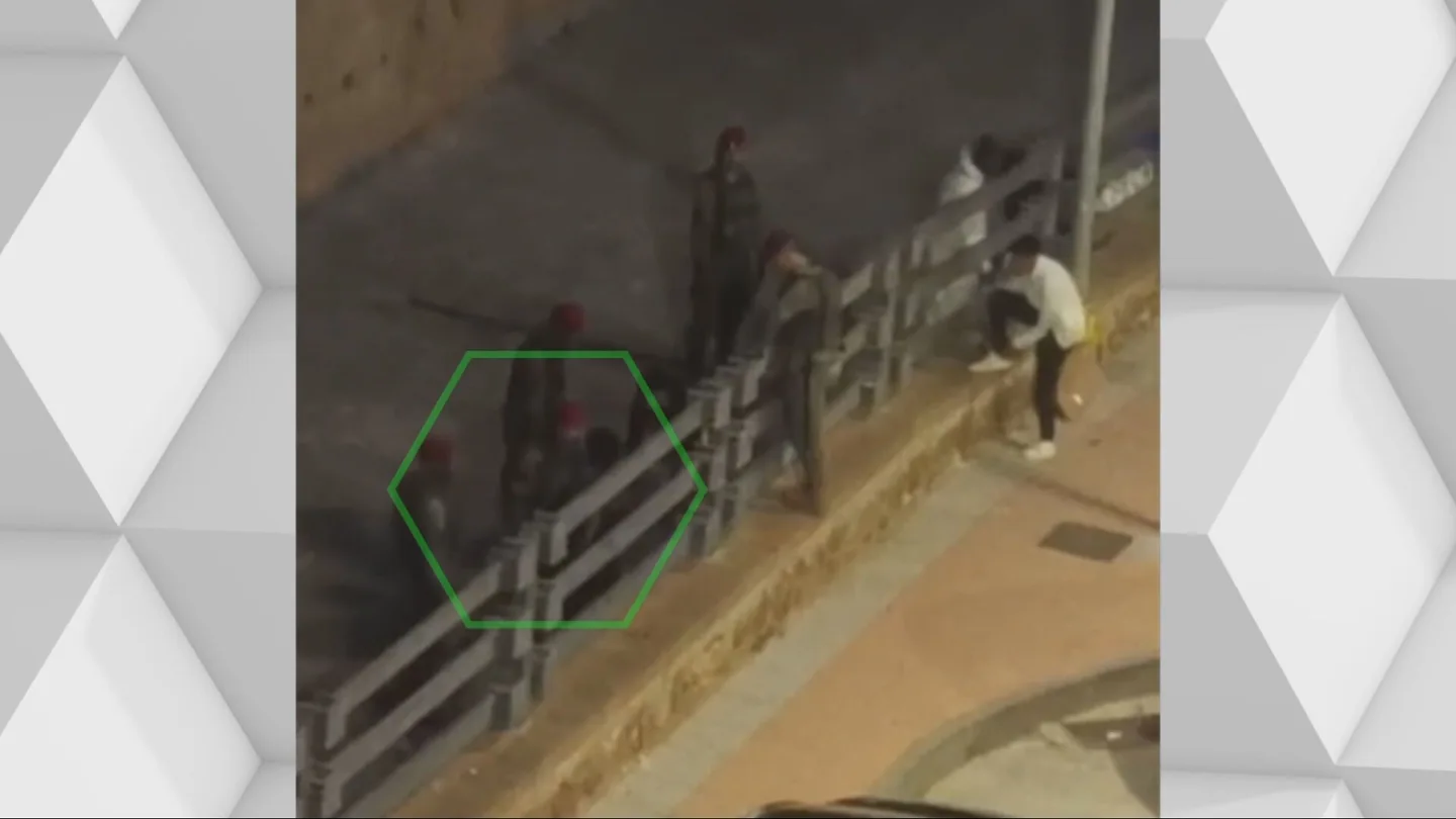 Un nuevo vídeo muestra a dos soldados en Ceuta pegando bofetadas a un migrante: "¡Te voy a destrozar la cara!" Un nuevo vídeo muestra a dos soldados en Ceuta pegando bofetadas a un migrante: "¡Te voy a destrozar la cara!"