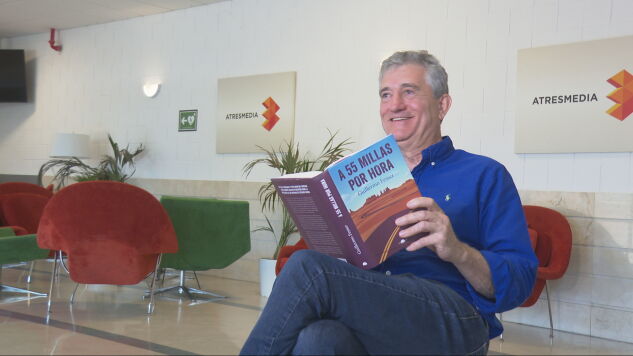 Guillermo Fesser con un ejemplar de 'A 55 millas por hora', su &uacute;ltimo libro. 