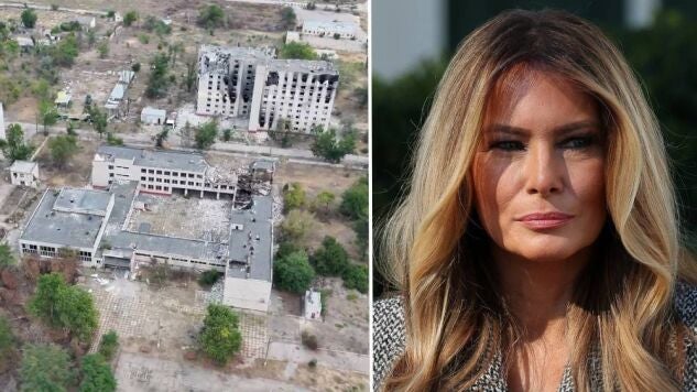 Una panor&aacute;mica de la destrucci&oacute;  en Oleshky junto a una imagen de Melania Trump. 