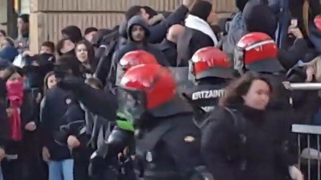 Tensi&oacute;n y cargas policiales en Vitoria durante la protesta para tratar de evitar un desahucio