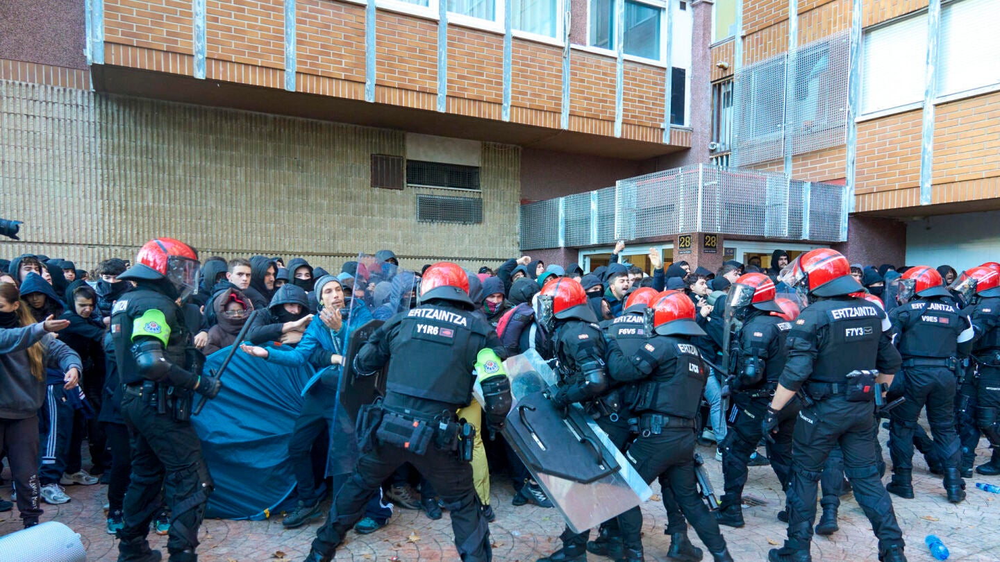 La Ertzaintza carga contra la concentrados para impedir un desahucio en Vitoria