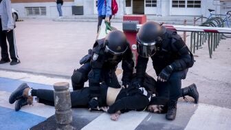 Dos polic&iacute;as inmovilizan a un estudiante durante una manifestaci&oacute;n en el campus de Ciudad Universitaria,