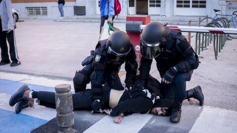 Dos polic&iacute;as inmovilizan a un estudiante durante una manifestaci&oacute;n en el campus de Ciudad Universitaria,