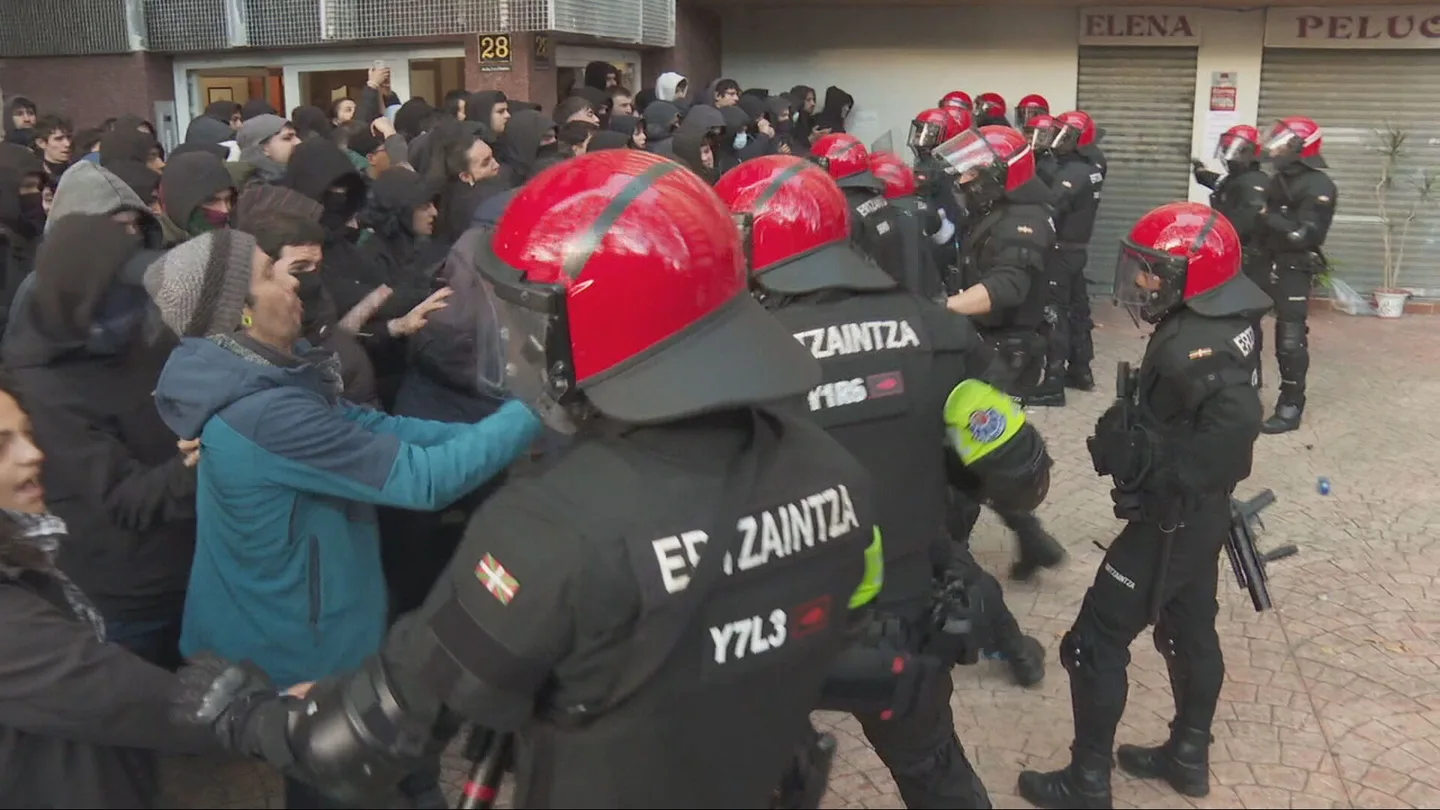 Dos familias, una sola vivienda en Vitoria y un drama que retrata la crisis del alquiler en España: al menos dos detenidos, 58 identificados y 19 agentes heridos Dos familias, una sola vivienda en Vitoria y un drama que retrata la crisis del alquiler en España: al menos dos detenidos, 58 identificados y 19 agentes heridos