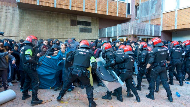 Los antidisturbios de la Ertzaintza, en el momento de cargar contra los j&oacute;venes concentrados para impedir el desahucio de una familia con seis menores, previsto para esta ma&ntilde;ana en la Avenida de los Huetos de Vitoria.