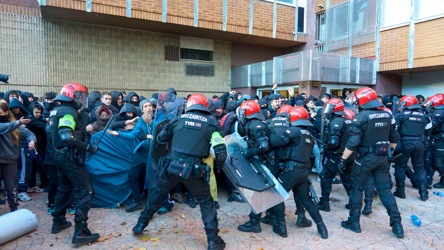 Los antidisturbios de la Ertzaintza, en el momento de cargar contra los j&oacute;venes concentrados para impedir el desahucio de una familia con seis menores, previsto para esta ma&ntilde;ana en la Avenida de los Huetos de Vitoria.