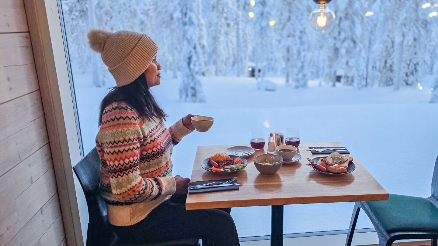 Chica comiendo en un restaurante en Finlandia
