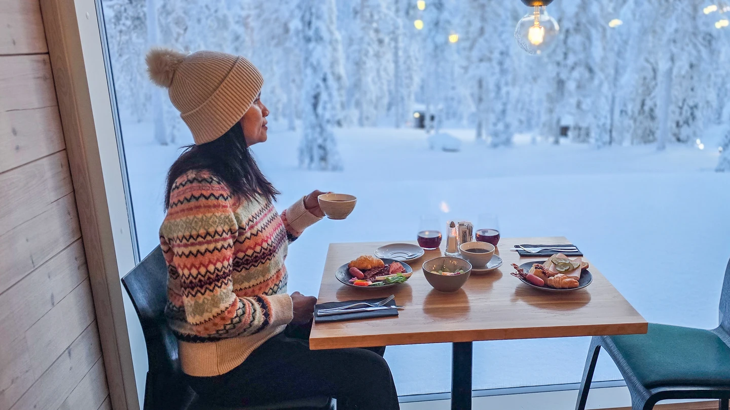 Chica comiendo en un restaurante en Finlandia Chica comiendo en un restaurante en Finlandia