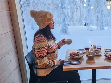 Chica comiendo en un restaurante en Finlandia Chica comiendo en un restaurante en Finlandia