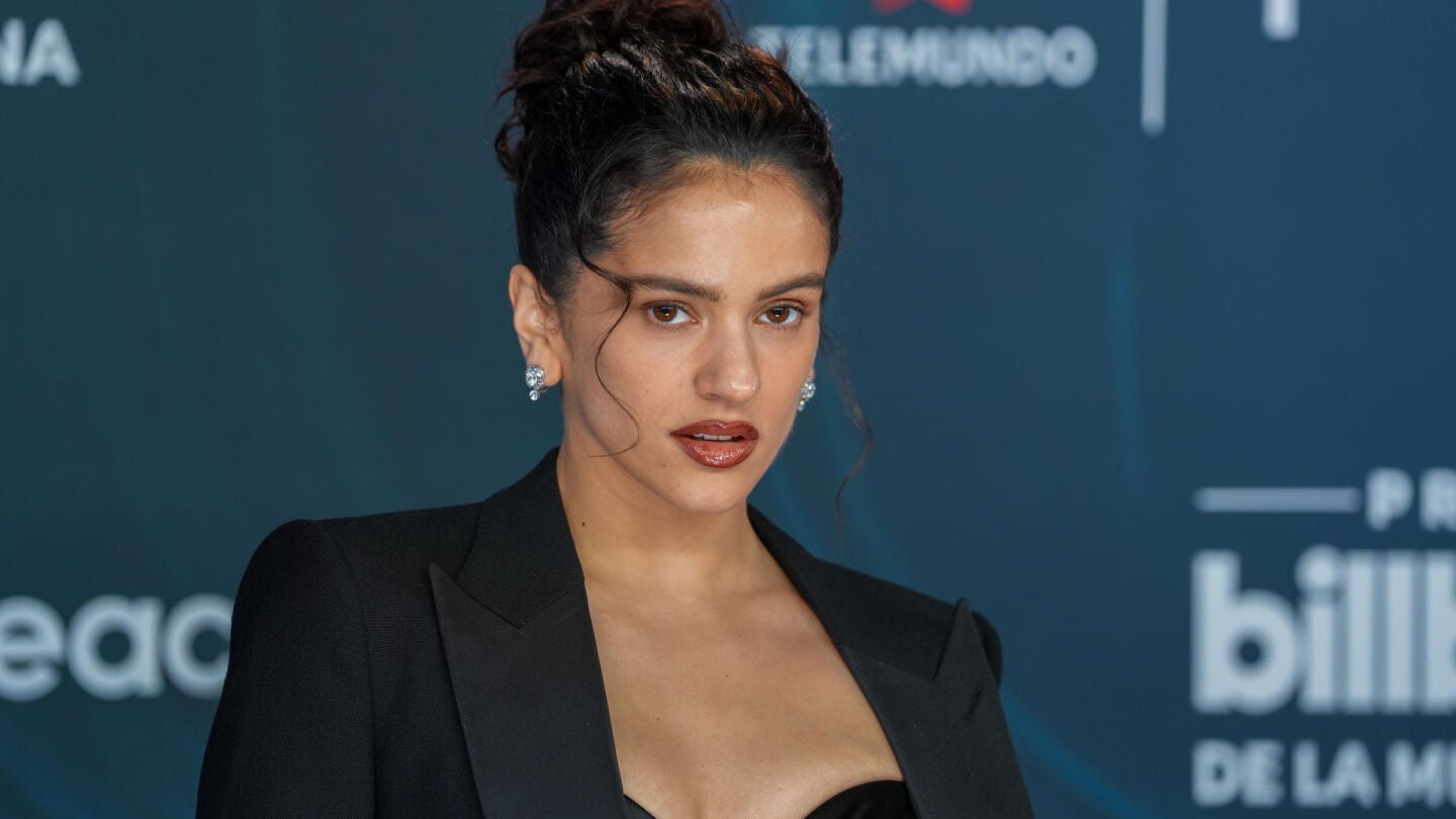 Rosal&iacute;a, en la alfombra azul de los Premios Billboard de la M&uacute;sica Latina