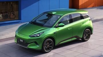 China acaba de romper las reglas del coche barato. BYD presenta un el&eacute;ctrico de 10.000 euros sin aranceles ni impuestos, con 5 plazas y capaz de cargar en 5 minutos