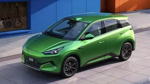 China acaba de romper las reglas del coche barato. BYD presenta un eléctrico de 10.000 euros sin aranceles ni impuestos, con 5 plazas y capaz de cargar en 5 minutos China acaba de romper las reglas del coche barato. BYD presenta un eléctrico de 10.000 euros sin aranceles ni impuestos, con 5 plazas y capaz de cargar en 5 minutos