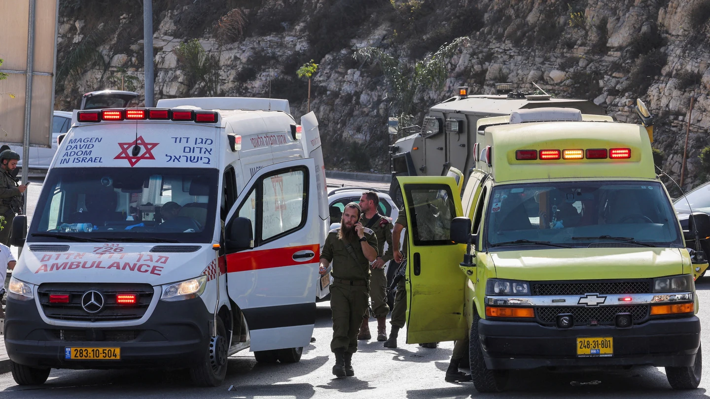 Fuerzas israelíes trabajan cerca de un lugar donde se produjo un tiroteo en Hebrón, en la Cisjordania ocupada por Israel Fuerzas israelíes trabajan cerca de un lugar donde se produjo un tiroteo en Hebrón, en la Cisjordania ocupada por Israel