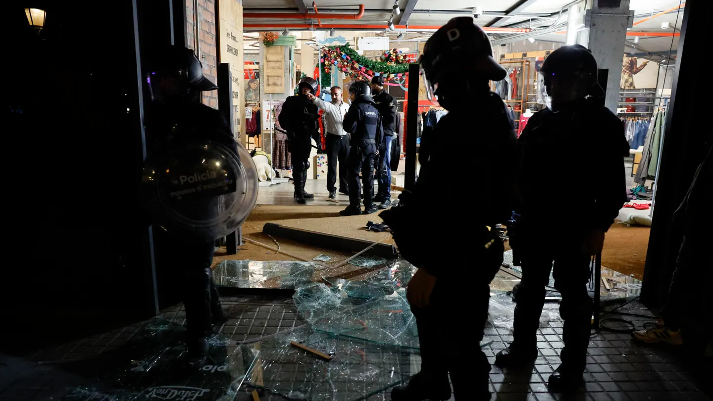 Mossos d'Esquadra tras protestas en la plaza Catalunya de Barcelona Mossos d'Esquadra tras protestas en la plaza Catalunya de Barcelona
