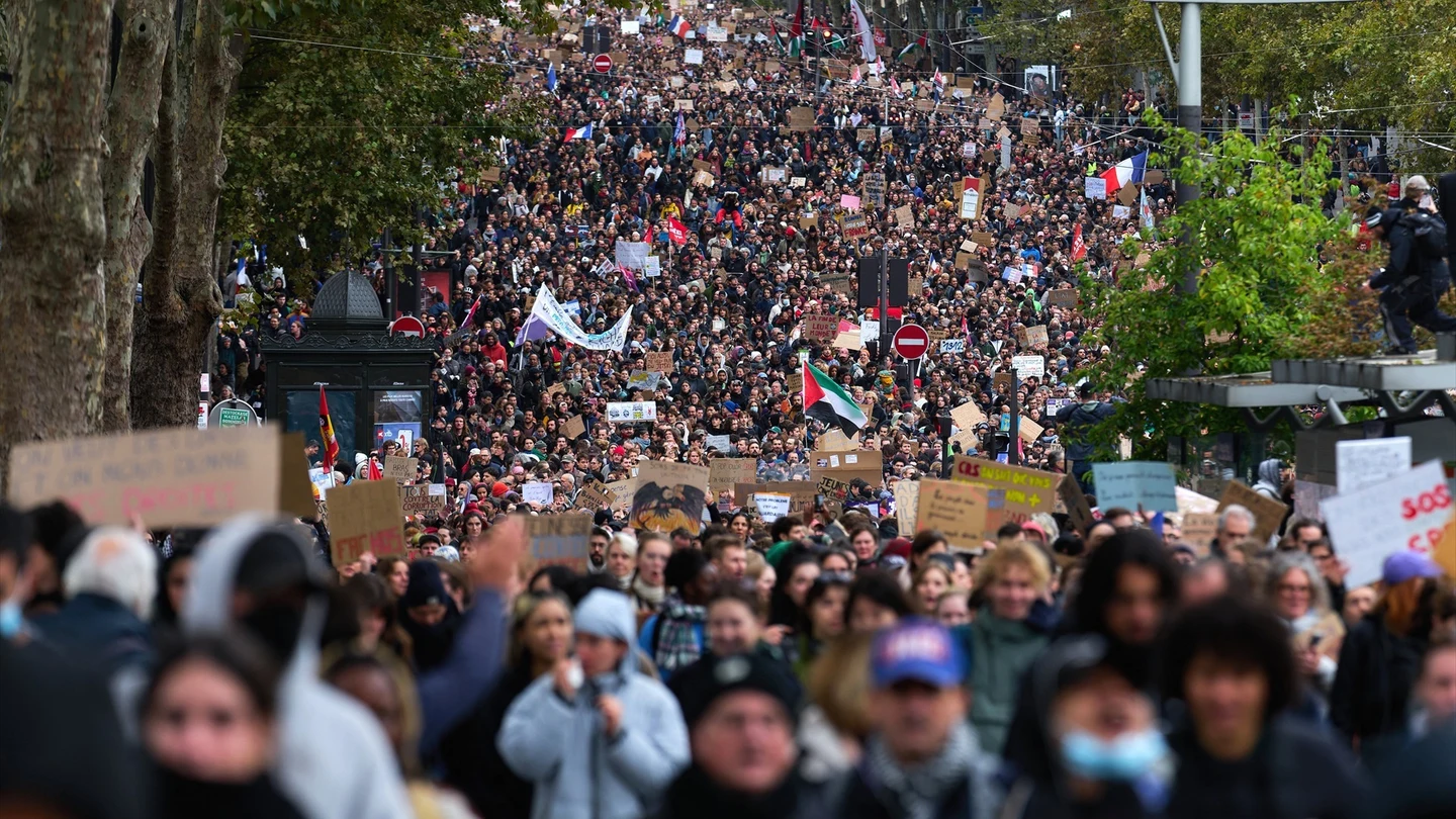 Un gran número de manifestantes marcha en París. Un gran número de manifestantes marcha en París.