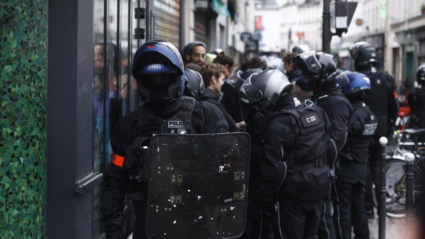 Agentes de Polic&iacute;a franceses en Par&iacute;s
