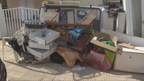 Objetos apilados para su retirada en Oliva (Valencia) tras el paso de la DANA Adam