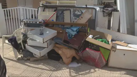 Objetos apilados para su retirada en Oliva (Valencia) tras el paso de la DANA Adam Objetos apilados para su retirada en Oliva (Valencia) tras el paso de la DANA Adam