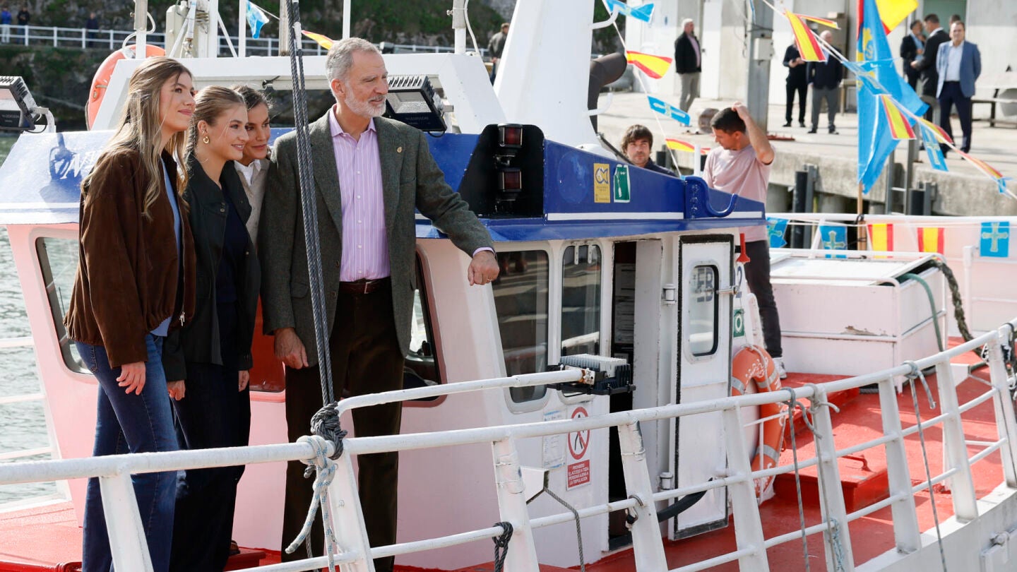Los reyes, acompa&ntilde;ados de la princesa Leonor y la infanta Sof&iacute;a, entregan el Premio al Pueblo Ejemplar de Asturias 2026 a la Cofrad&iacute;a de Pescadores Santa Ana.