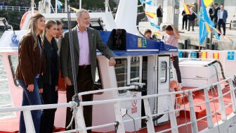 Los reyes, acompa&ntilde;ados de la princesa Leonor y la infanta Sof&iacute;a, entregan el Premio al Pueblo Ejemplar de Asturias 2026 a la Cofrad&iacute;a de Pescadores Santa Ana.