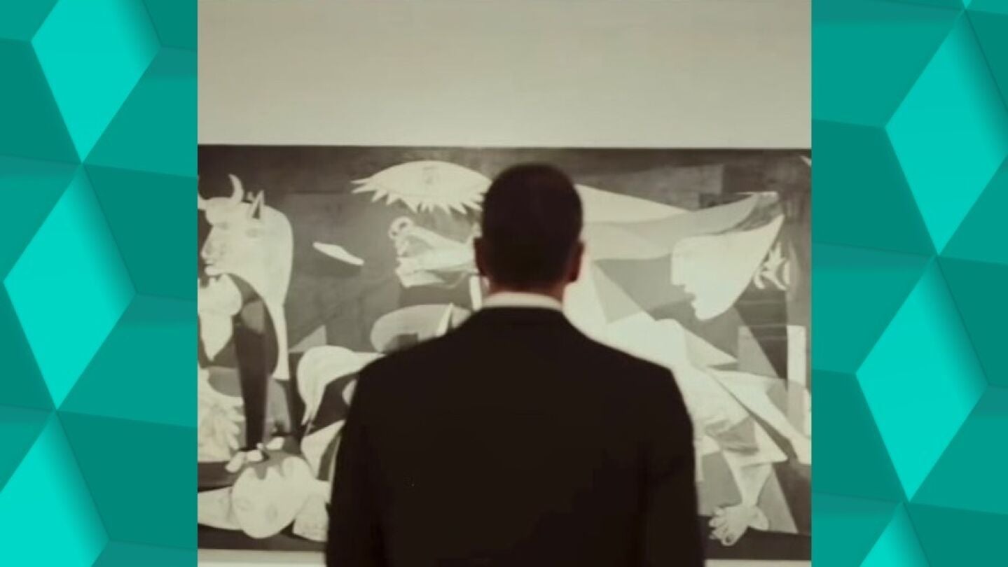 Pedro S&aacute;nchez viendo El Guernica