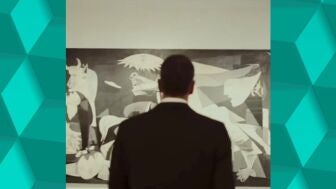 Pedro S&aacute;nchez viendo El Guernica
