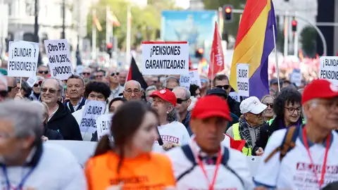 Vista de la manifestación convocada por Coordinadora estatal por la defensa del sistema público de pensiones (COESPE) en defensa de las pensiones públicas en Madrid este sábado. Vista de la manifestación convocada por Coordinadora estatal por la defensa del sistema público de pensiones (COESPE) en defensa de las pensiones públicas en Madrid este sábado.