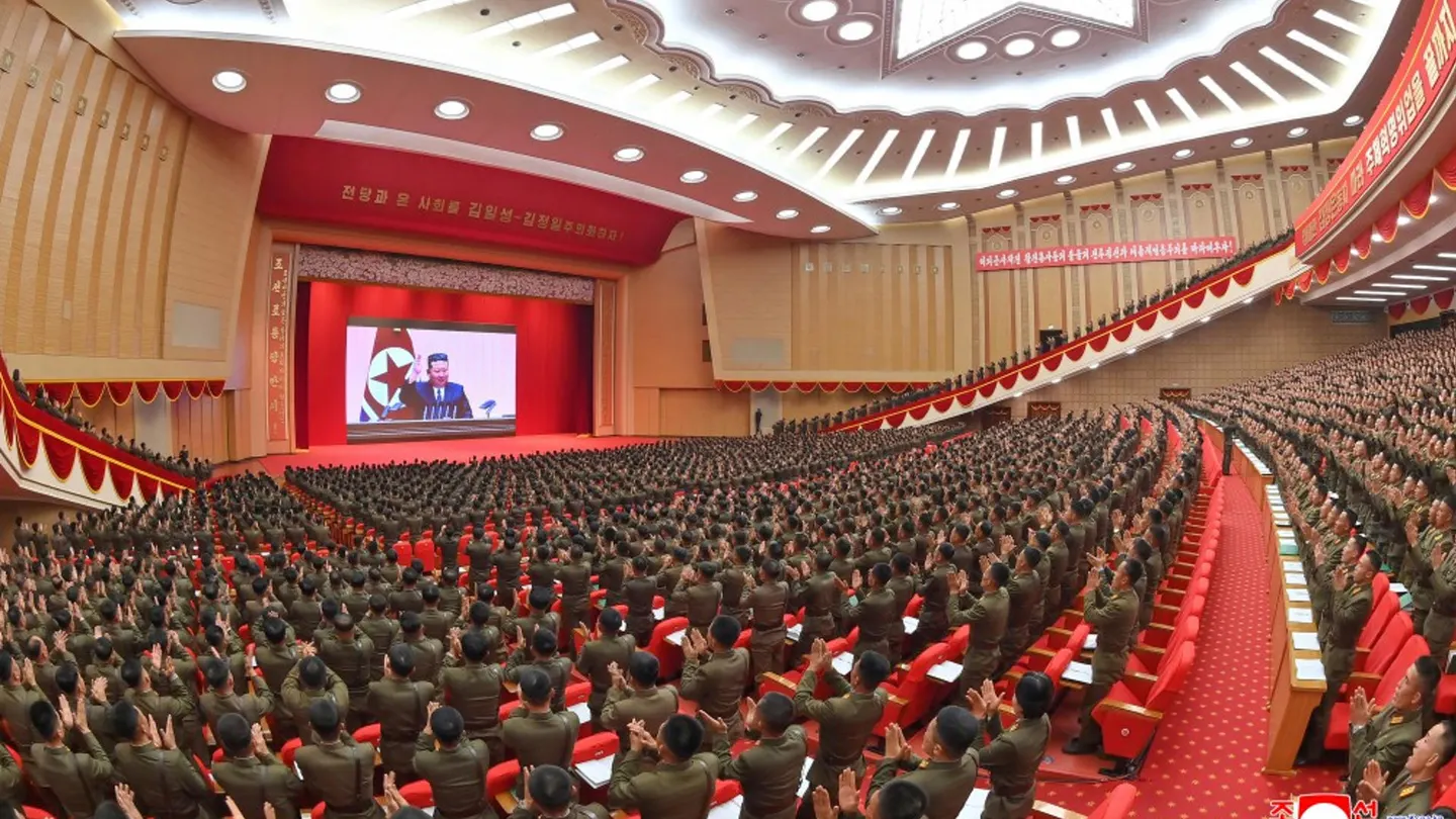 Fotografía cedida por la agencia de noticias estatal KCNA que muestra al líder de Corea del Norte, Kim Jong-un (pantalla), durante la 3.ª Conferencia de Comandantes de Compañía del Ejército norcoreano Fotografía cedida por la agencia de noticias estatal KCNA que muestra al líder de Corea del Norte, Kim Jong-un (pantalla), durante la 3.ª Conferencia de Comandantes de Compañía del Ejército norcoreano