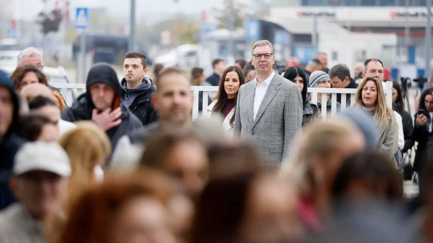El candidato a primer ministro del Partido Progresista Serbio (SNS), Aleksandar Vucic (C), espera en fila con su esposa Tamara Vucic (CL) en un colegio electoral durante las elecciones parlamentarias anticipadas en Belgrado, Serbia. El candidato a primer ministro del Partido Progresista Serbio (SNS), Aleksandar Vucic (C), espera en fila con su esposa Tamara Vucic (CL) en un colegio electoral durante las elecciones parlamentarias anticipadas en Belgrado, Serbia.
