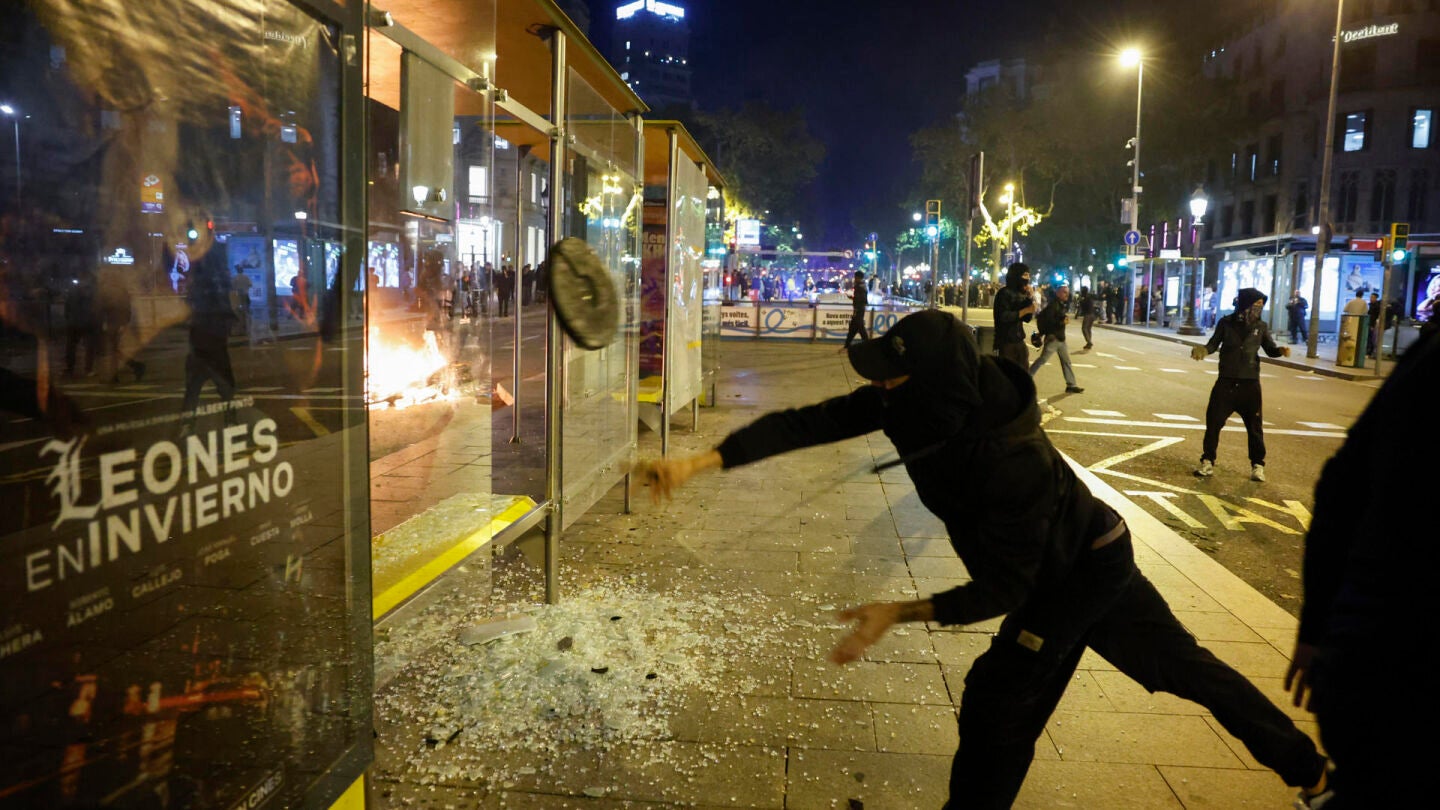 Protesta convocada por redes sociales el s&aacute;bado en Barcelona que ha derivado en incidentes y enfrentamientos con los Mossos d'Esquadra.