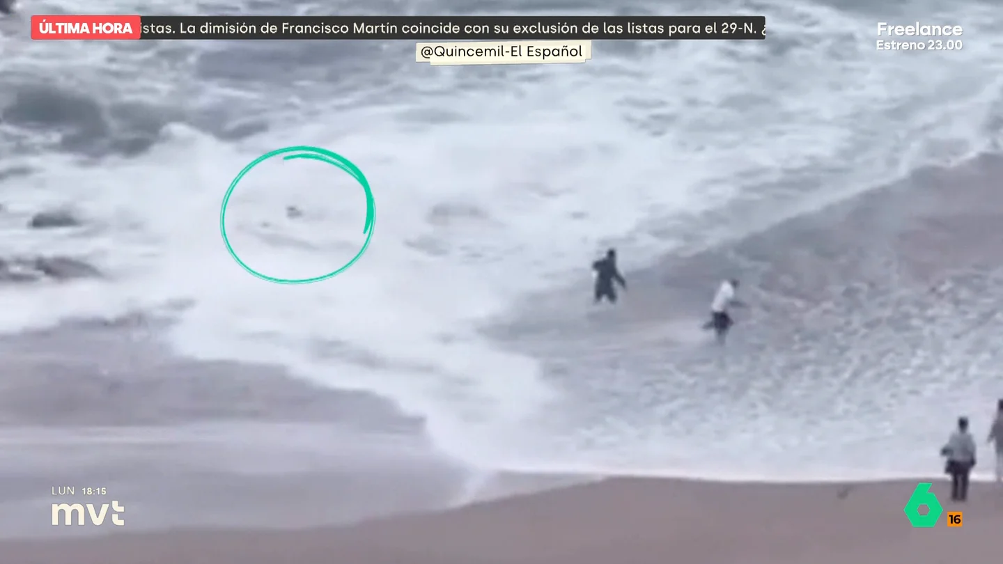 El agónico rescate a una mujer arrastrada por el temporal en el Cantábrico: solo una cadena humana pudo evitar que se ahogara Una mujer en A Coruña fue víctima del temporal que azotó este fin de semana en el Cantábrico al ser arrastrada por el oleaje. La rápida reacción de los vecinos, al formar una cadena humana, logró que todo acabara con final feliz.