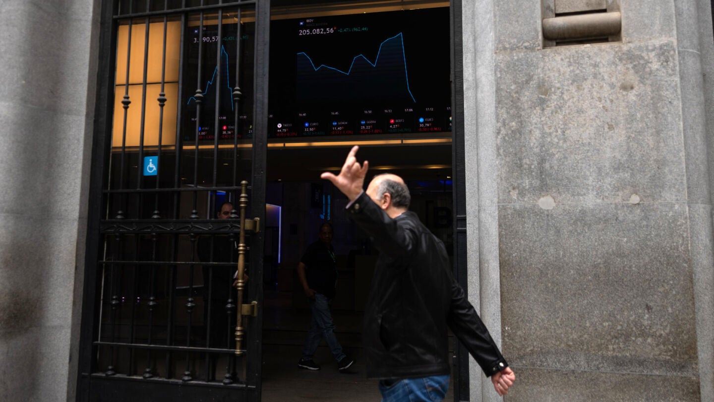 Un hombre hace con las manos el gesto de la letra "L" en referencia al presidente Luiz In&aacute;cio Lula da Silva este lunes, frente a la Bolsa de Valores, en S&atilde;o Paulo (Brasil)