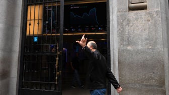 Un hombre hace con las manos el gesto de la letra "L" en referencia al presidente Luiz In&aacute;cio Lula da Silva este lunes, frente a la Bolsa de Valores, en S&atilde;o Paulo (Brasil)