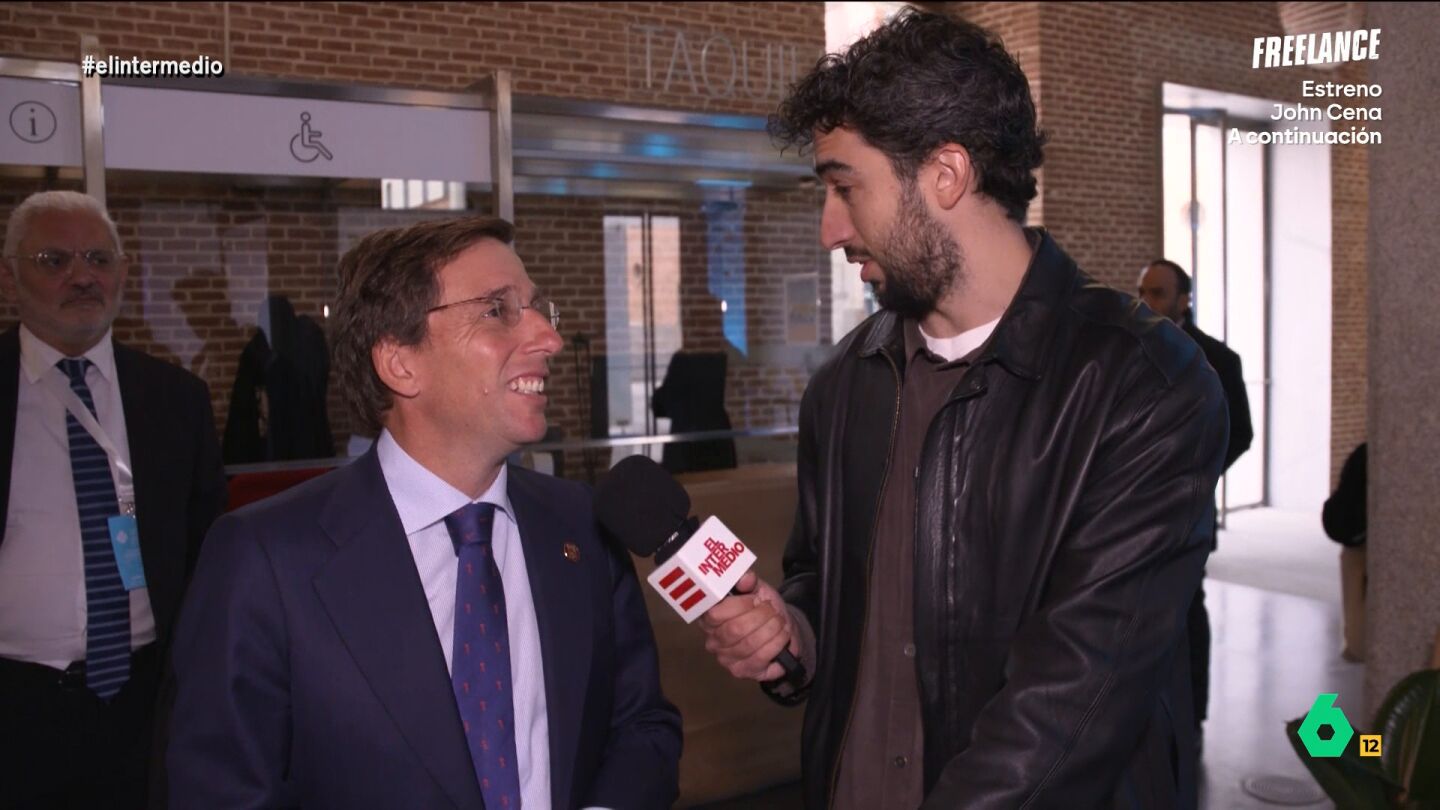 Isma Ju&aacute;rez visita una reuni&oacute;n de alcaldes de Latinoam&eacute;rica y la pen&iacute;nsula ib&eacute;rica con Jos&eacute; Luis Mart&iacute;nez Almeida como anfitri&oacute;n. All&iacute; conversa con algunos de ellos y con el regidor de Madrid, con el que habla de la acampada de Sol y las pensiones.