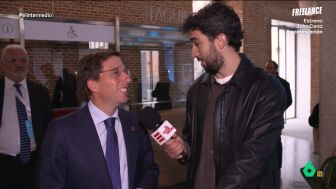 Isma Ju&aacute;rez visita una reuni&oacute;n de alcaldes de Latinoam&eacute;rica y la pen&iacute;nsula ib&eacute;rica con Jos&eacute; Luis Mart&iacute;nez Almeida como anfitri&oacute;n. All&iacute; conversa con algunos de ellos y con el regidor de Madrid, con el que habla de la acampada de Sol y las pensiones.