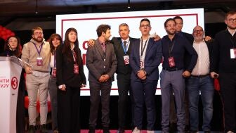 Candidatos de la Lista de Estudiantes esperan los resultados electorales, este domingo en Belgrado.