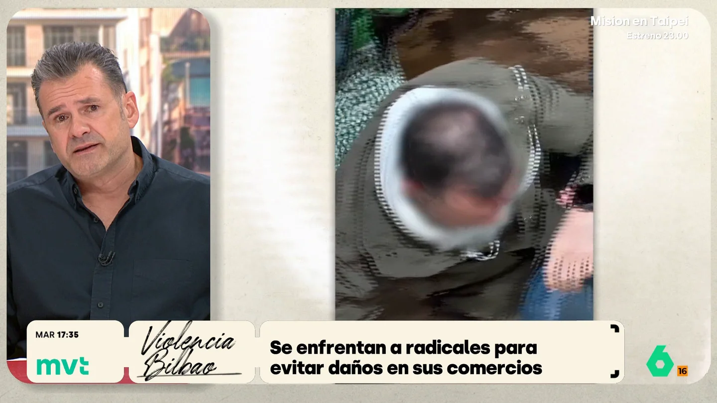 Iñaki López, sobre el hombre agredido por los encapuchados en los disturbios de Bilbao: "Él es el verdadero héroe antifascista" "Los que tenemos una cierta edad y recordamos estas algaradas absolutamente injustificables y lamentables que solo traían destrozos, te hierve la sangre", afirma Iñaki López, tras ver la agresión a un hombre que se encaró con los encapuchados durante los disturbios en Bilbao.