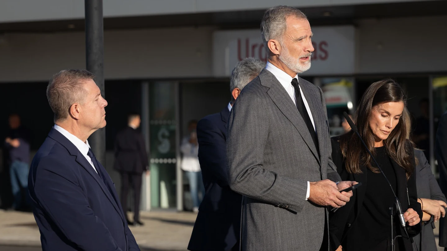 El rey Felipe VI llama a estudiar "medidas" para que no vuelva a suceder otra tragedia como la de Urda tras visitar a los heridos El rey Felipe VI llama a estudiar "medidas" para que no vuelva a suceder otra tragedia como la de Urda tras visitar a los heridos
