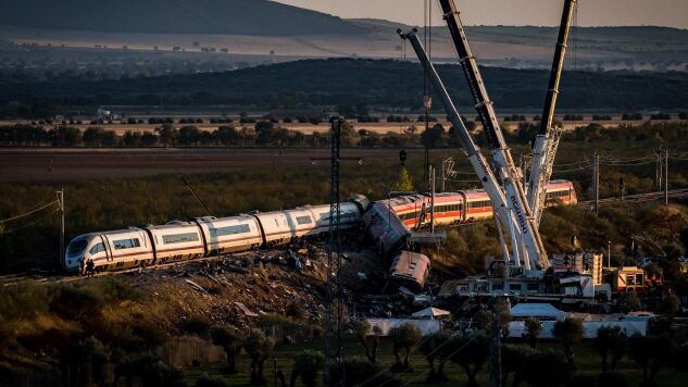 Varias gr&uacute;as trabajan este jueves para retirar los coches de los trenes siniestrados en Urda.