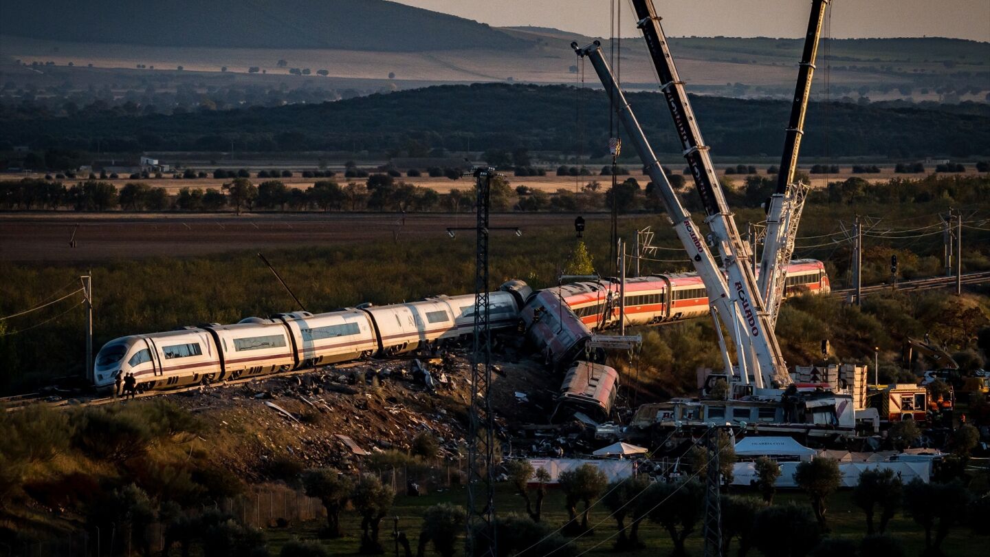 Varias gr&uacute;as trabajan este jueves para retirar los coches de los trenes siniestrados en Urda.