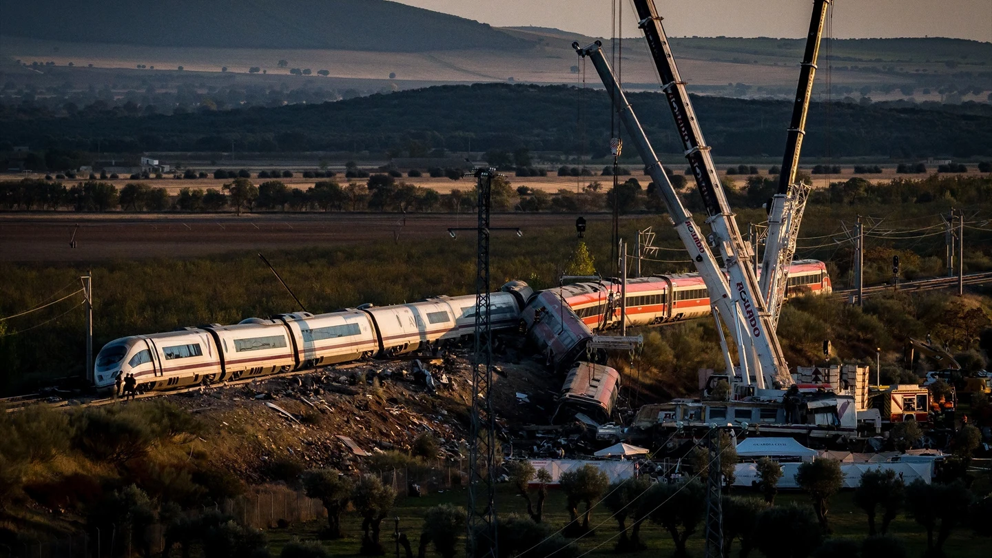 Varias grúas trabajan este jueves para retirar los coches de los trenes siniestrados en Urda. Varias grúas trabajan este jueves para retirar los coches de los trenes siniestrados en Urda.