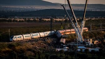 Varias gr&uacute;as trabajan este jueves para retirar los coches de los trenes siniestrados en Urda.